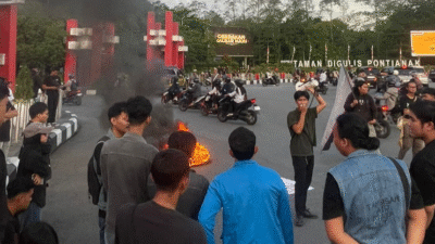 Massa aksi membawa spanduk kritis dan membakar ban sebagai simbol kekecewaan dalam peringatan 80 tahun kemerdekaan di Tugu Digulis. (Dok. Faktakalbar.id)