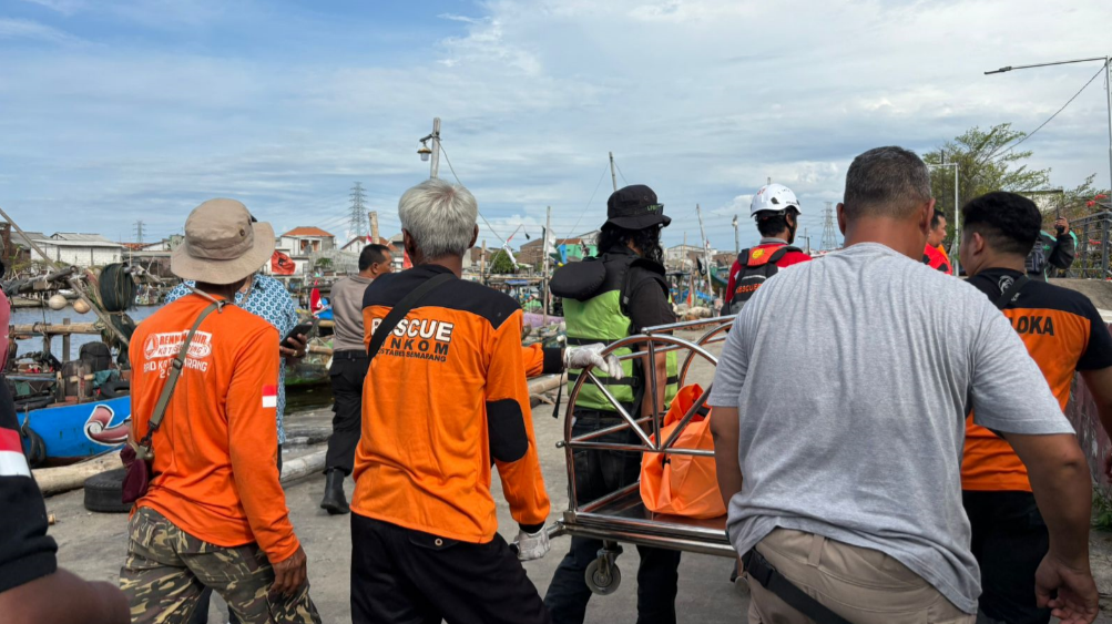 Tim BPBD bersama tim gabungan mengevakuasi korban hilang akibat gelombang tinggi dan angin kencang di Semarang, Jawa Tengah, Kamis (21/8). (Dok. HO/Faktakalbar.id)