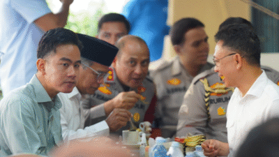 Wapres Gibran ditemani Wali Kota Pontianak Edi Kamtono menikmati kopi susu khas di warkop legendaris Pontianak. (Dok. HO/Faktakalbar.id)