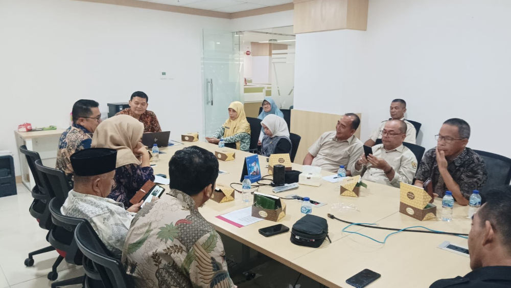 Ketua Komisi IV DPRD Sambas, Mardani, mendampingi Forum Tenaga Honorer Pendidikan dalam pertemuan di Kemendikbudristek Jakarta. (Dok. HO/Faktakalbar.id)