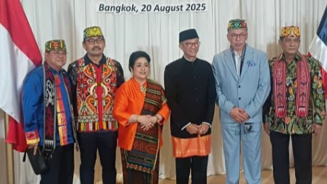 Tim kesenian Dayak Kalimantan Barat tampil memukau dalam resepsi diplomatik 80 tahun kemerdekaan RI dan 75 tahun hubungan Indonesia–Thailand di Bangkok. (Dok. HO/Faktakalbar.id)