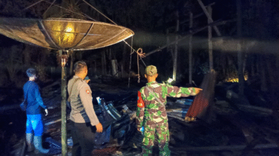 Kondisi rumah warga di Desa Sagu, Kecamatan Galing, Sambas, yang rata dengan tanah usai dilalap api. (Dok. Polsek Galing)