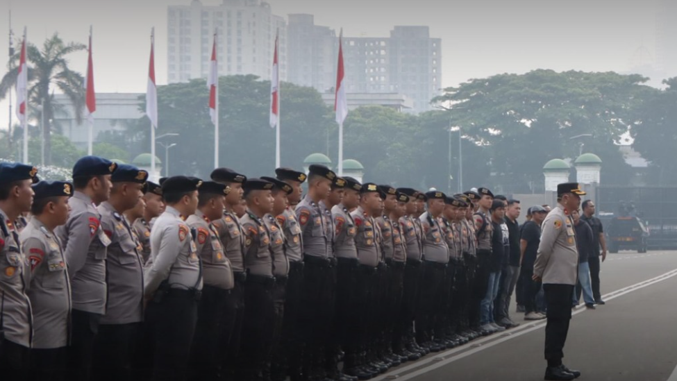 Personel kepolisian disiagakan untuk mengamankan aksi unjuk rasa di depan gedung DPR/MPR/DPD, Jakarta Pusat. (Dok. Instagram/@poldametrojaya)