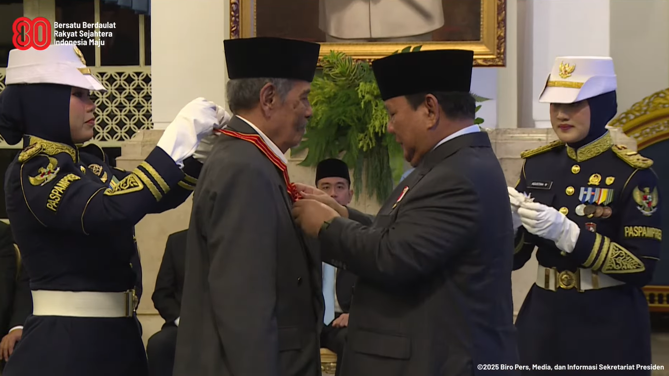 Presiden Prabowo saat memberikan penghargaan TKRI sekaligus melantik Kepala Badan Industri Mineral. (Dok. Youtube/Sekretariat Presiden)
