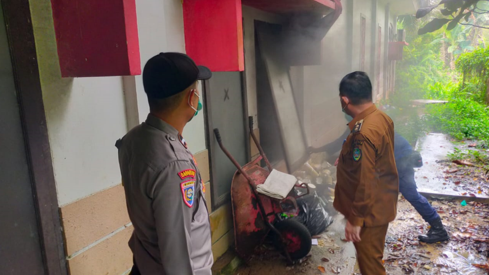 Bekas kebakaran di Ruang Radiologi RSUD Landak yang menghanguskan peralatan dan meninggalkan bekas hitam di dinding. (Dok. HO/Faktakalbar.id)