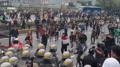 Suasana ricuh demonstrasi di depan Gedung DPR, aparat kepolisian menyemprotkan water cannon untuk memukul mundur massa. (Dok. Ist)