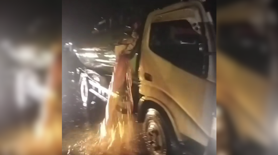 Kondisi truk CPO setelah insiden senggolan dengan truk ekspedisi, Senin malam (25/8/2025). (Dok. Ist)