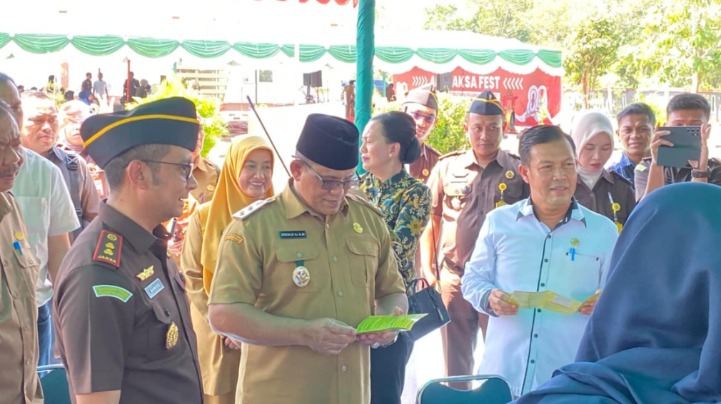 Wakil Bupati Sambas membuka Adhyaksa Fest 2025 dengan didampingi jajaran Kejari Sambas. (Dok. Faktakalbar.id)