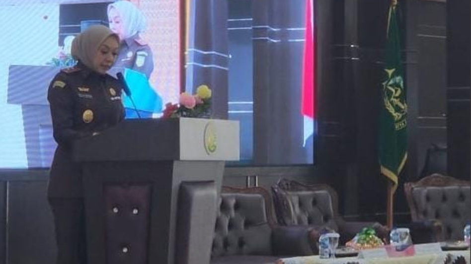 Kajati Kalbar Ahelya Abustam memberikan sambutan sebagai keynote speaker dalam Seminar Ilmiah memperingati Harlah Kejaksaan ke-80 yang digelar Kejati Kalbar bersama FH Untan. (Dok. HO/Faktakalbar.id)