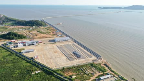 Aktivitas bongkar muat di Terminal Kijing, Mempawah, Kalimantan Barat, yang diproyeksikan menjadi hub logistik masa depan di Pulau Kalimantan.