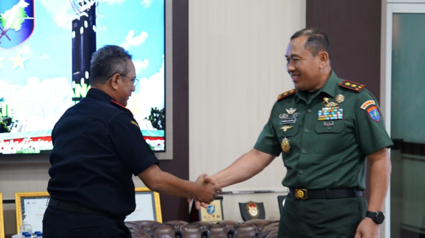 Suasana penyambutan Kepala Kanwil DJBC Kalbagbar, Muhamad Lukman, oleh Pangdam XII/Tpr Mayjen TNI Jamalluael di Makodam XII/Tpr. (Dok. HO/Faktakalbar.id)