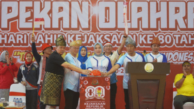 Kepala Kejaksaan Tinggi Kalbar bersama jajaran melepas balon pada pembukaan Pekan Olahraga Kejati Kalbar 2025 di GOR Terpadu Pontianak, Rabu (27/8). (Dok. HO/Faktakalbar.id)