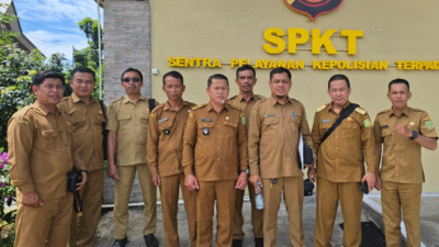 Kepala Desa Sejangkung bersama perwakilan masyarakat Sambas mendatangi Polda Kalbar untuk melaporkan pencemaran Sungai Sambas akibat dugaan aktivitas PETI di Ledo. (Dok. HO/Faktakalbar.id)