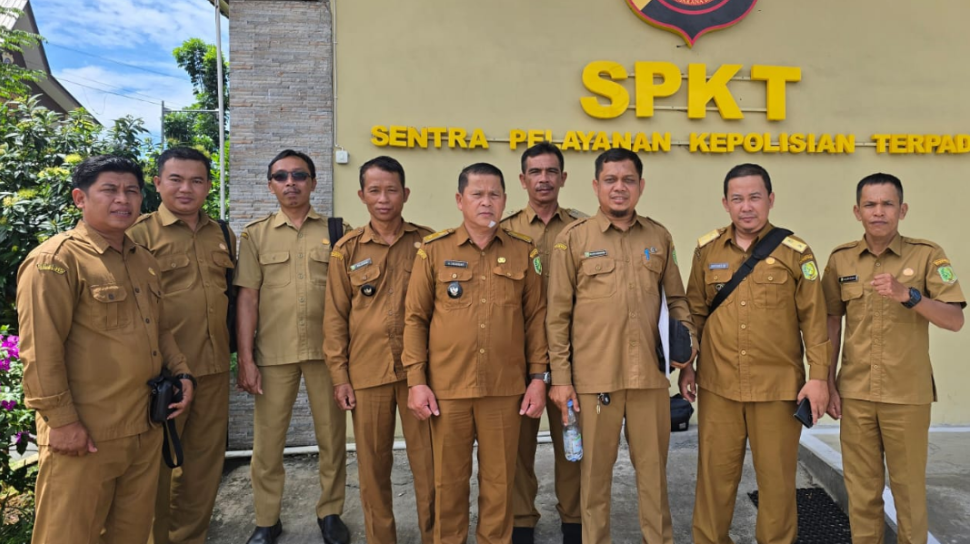 Kepala Desa Sejangkung bersama perwakilan masyarakat Sambas mendatangi Polda Kalbar untuk melaporkan pencemaran Sungai Sambas akibat dugaan aktivitas PETI di Ledo. (Dok. HO/Faktakalbar.id)