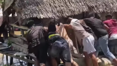 Sejumlah warga merobohkan rumah yang diduga milik pelaku kasus asusila anak di Desa Sebatuan, Kecamatan Pemangkat, Kabupaten Sambas.