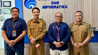 Andi Naufal bersama tim Telkom saat kunjungan silaturahmi ke Diskominfo Kota Singkawang, diterima Kabid Aptika dan Kasi Aptika. (Dok. Telkom)