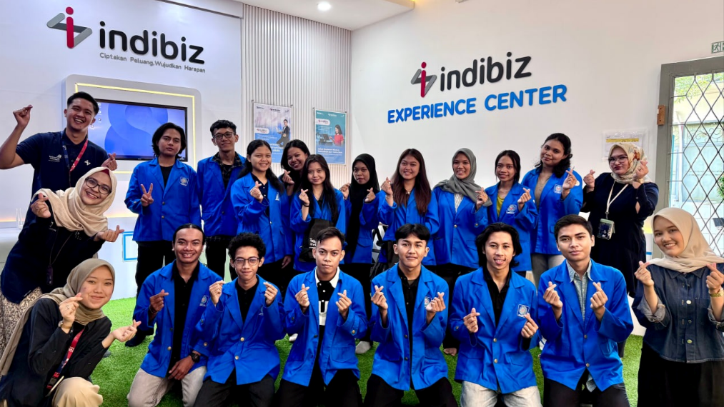 Mahasiswa Universitas BSI bersama staff Telkom Kalbar di Indibiz Experience Center Pontianak. (Dok. Telkom Kalbar)