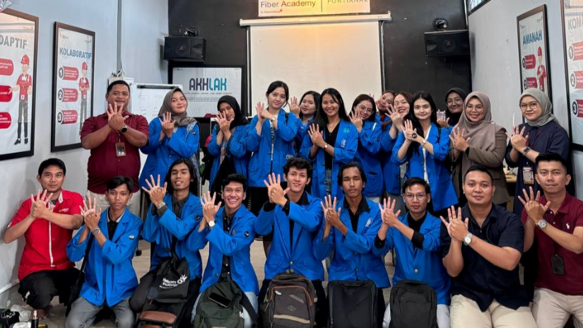 Mahasiswa BSI Pontianak berfoto bersama di Fiber Academy Telkom Kalbar setelah mengikuti workshop jaringan fiber optic. (Dok. Telkom Kalbar)