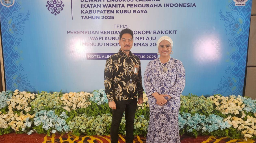 Perwakilan TJSL Telkom Kalbar bersama Ketua IWAPI Kubu Raya saat Rakercab III mendukung penguatan UMKM perempuan. (Dok. Telkom Kalbar)