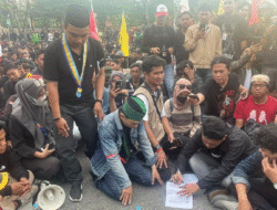 Demo Hari Ke-4 di Pontianak, Ratusan Mahasiswa dan Warga Geruduk Polda Kalbar Tuntut Copot Kapolda dan Kapolri