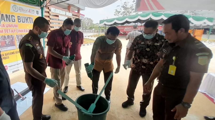 Petugas Kejaksaan Negeri Sambas saat melakukan proses pemusnahan barang bukti tindak pidana, seperti narkotika dan senjata api. (Dok. Ist)