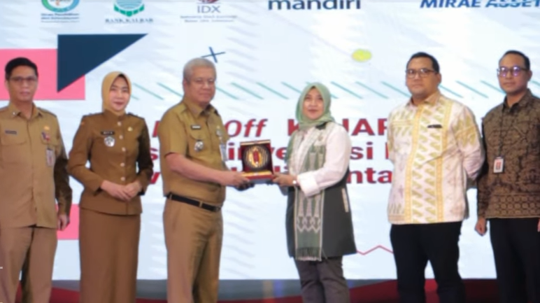 Pejabat Disdikbud Kalbar bersama perwakilan OJK dan BEI dalam acara Kick Off Kejar Masif dan Cerdas Berinvestasi Pasar Modal Kalbar di Pontianak. (Dok. HO/Faktakalbar.id)