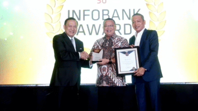 Direktur Utama Bank Kalbar Rokidi menerima penghargaan pada Economy Mastery Forum 2025 di Jakarta. (Dok. HO/Faktakalbar.id)