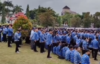 Suasana upacara bendera HUT ke-80 RI di halaman Kantor Bupati Landak yang diwarnai oleh tindakan tidak disiplin sejumlah oknum ASN.