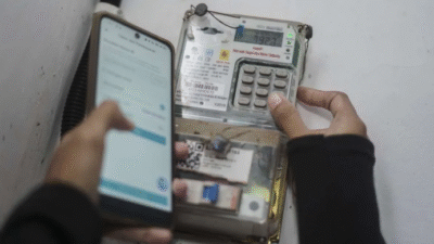 Ilustrasi - Seseorang sedang melakukan pengisian token listrik di rumahnya. (Dok. Ist)