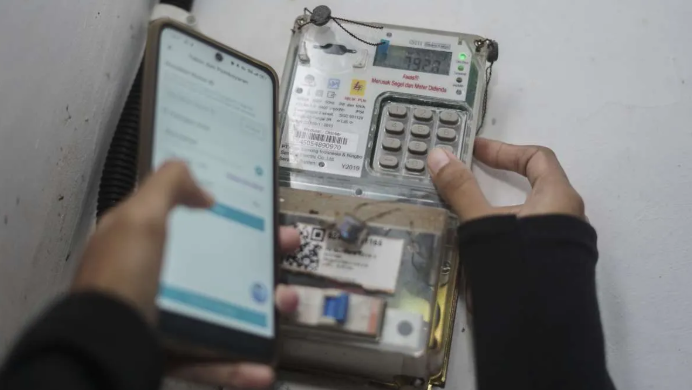 Ilustrasi - Seseorang sedang melakukan pengisian token listrik di rumahnya. (Dok. Ist)