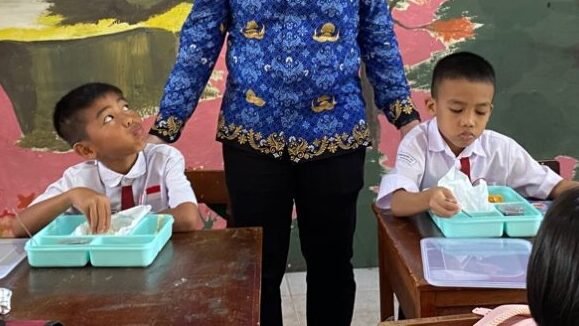 Siswa di Kota Singkawang menyantap makanan program Makan Bergizi Gratis (MBG) dalam distribusi perdana yang digelar pada Senin (4/8/2025). (Dok. Ist)