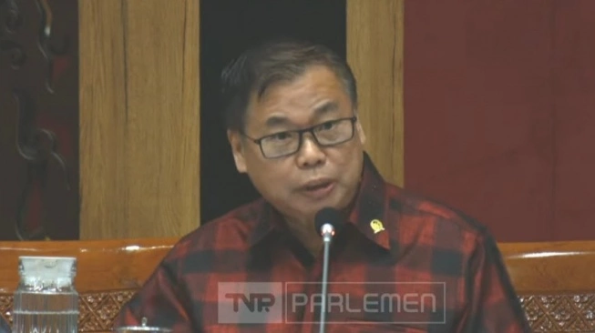Anggota Komisi X DPR RI Fraksi PDIP, Sofyan Tan, saat menyampaikan pandangannya dalam Rapat Kerja bersama Kemendiktisaintek di Kompleks Parlemen, Senayan, Jakarta, Rabu (27/8/2025). (Dok. Youtube/@TVRParlemen)