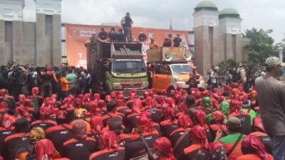 Massa buruh menggelar aksi demonstrasi di sekitar kompleks DPR, Jakarta, Kamis (28/8/2025). Kepolisian berjaga mengamankan kompleks parlemen.