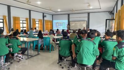 Siswa dan masyarakat mengikuti sesi pelatihan dan sosialisasi program ketahanan pangan jagung di aula SMKN 1 Teluk Keramat, Kamis (14/8/2025).