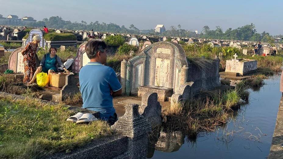 Warga Tionghoa dengan khidmat melaksanakan ritual Sembahyang Kubur sebagai bentuk penghormatan kepada leluhur di Komplek Pemakaman Tionghoa Yayasan Bhakti Suci, Kubu Raya, Rabu (27/8/2025).