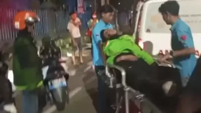 Tangkapan layar video amatir yang beredar di media sosial, menunjukkan korban dimasukan ke ambulans.