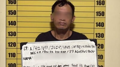 Tersangka UN (40) saat diamankan Tim Labubu Satres Narkoba Polres Kubu Raya