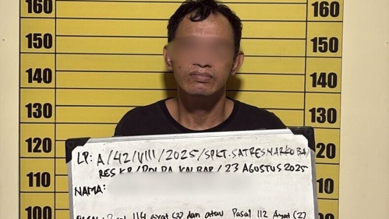 Tersangka UN (40) saat diamankan Tim Labubu Satres Narkoba Polres Kubu Raya