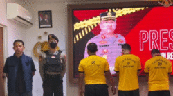 Tiga tersangka kasus pencurian ekskavator (membelakangi kamera) saat dihadirkan dalam konferensi pers oleh jajaran Satreskrim Polres Sintang.