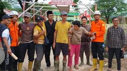 Tim SAR Gabungan saat berhasil mengevakuasi Ernita (34), warga Dusun Tanjung yang ditemukan selamat setelah sempat dilaporkan hilang di area kebun sawit, Kamis (21/8/2025).