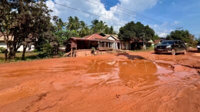 Kondisi salah satu ruas jalan Pesaguan–Kendawangan. (Dok Pemprov Kalbar)