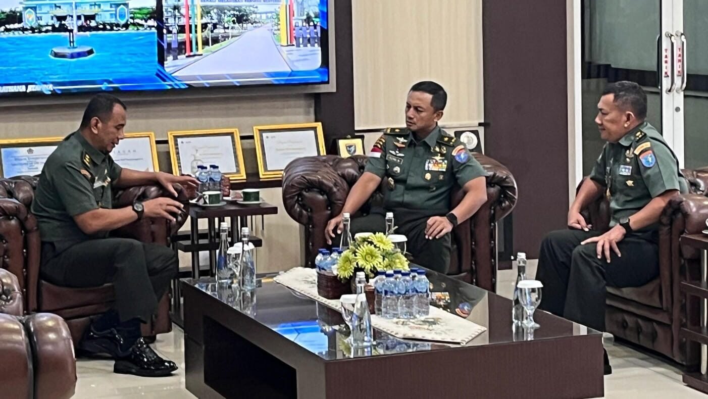 Wairjen TNI, Mayjen TNI Alvis Anwar, didampingi Kasdam XII/Tanjungpura, Brigjen TNI Putra Widyawinaya, saat Taklimat Akhir hasil audit di Ruang Yudha Makodam XII/Tpr. Foto: HO/Faktakalbar.id