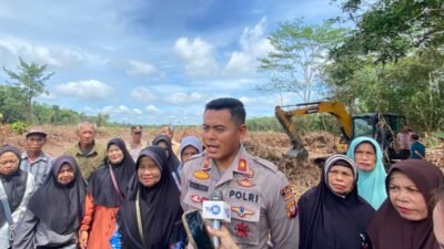 Wakapolres Sambas, Kompol Hoerruddin, memberikan keterangan pada media usai meninjau lahan pertanian jagung di SMKN 1 Teluk Keramat sebagai bagian dari Program Cinta Sambas, Kamis (14/8/2025).