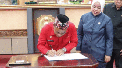 Wakil Gubernur Kalbar, Krisantus Kurniawan, menandatangani nota kesepakatan KUA-PPAS RAPBD Tahun 2026, Kamis (14/8/2025). Foto: Biro Adpim Kalbar
