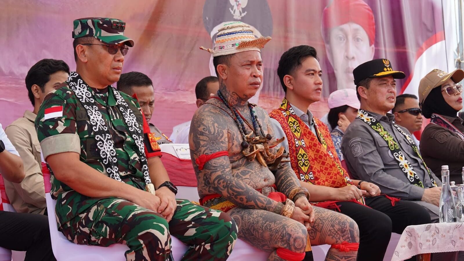 Wakil Presiden RI, Gibran Rakabuming Raka, didampingi Pangdam XII/Tanjungpura, Mayjen TNI Jamallulael, Gubernur Kalimantan Barat, Ria Norsan, Dan Tokoh Masyarakat Adat, dalam agenda kunjungan kerjanya di Kabupaten Mempawah.