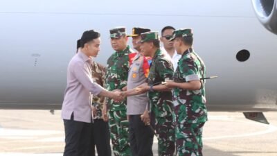 Wakil Presiden Gibran Rakabuming Raka berjabat tangan dengan Pangdam XII/Tanjungpura Mayjen TNI Jamallulael setibanya di Bandara Supadio, Kalimantan Barat, Jumat (22/8/2025).