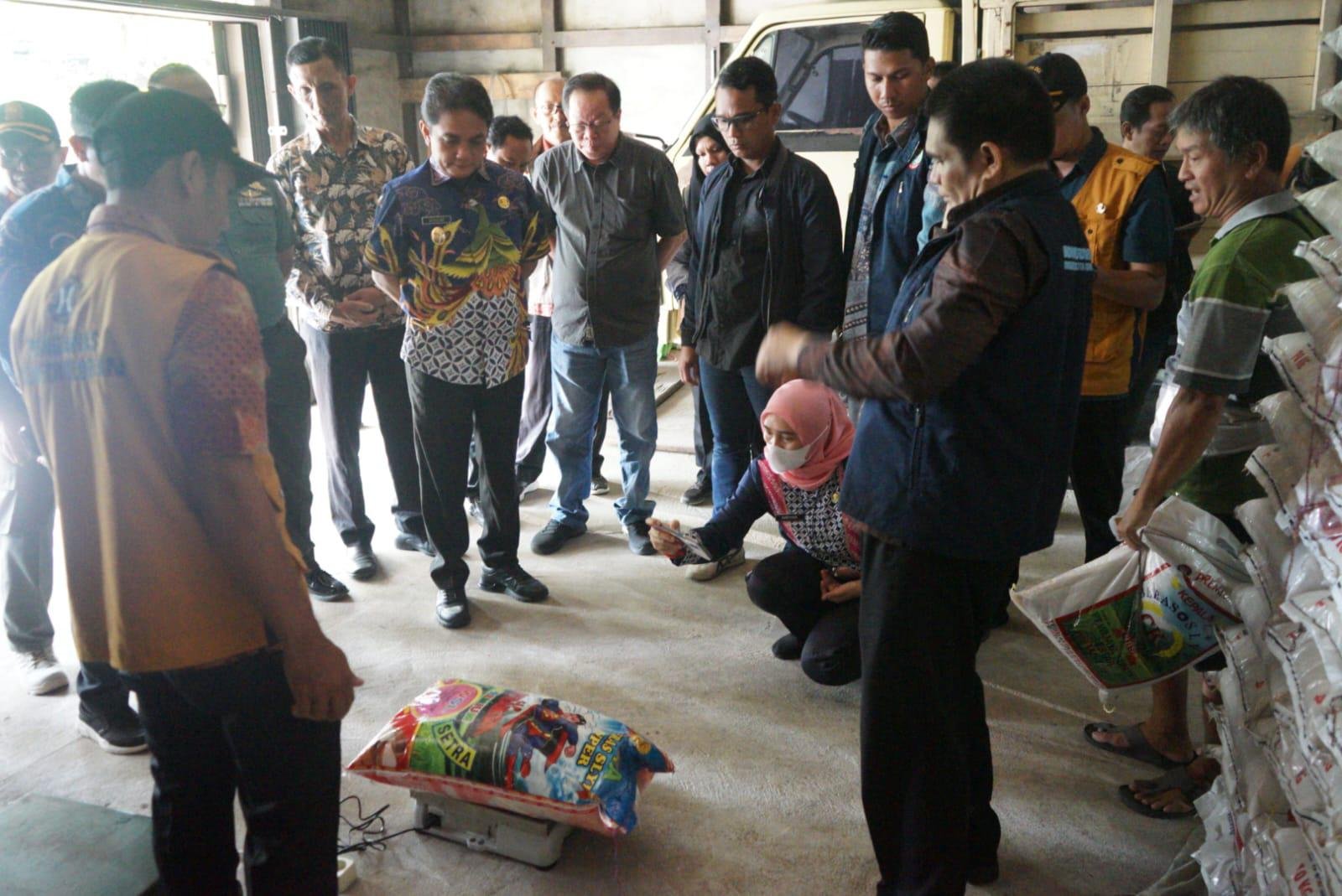 Wakil Wali Kota Pontianak, Bahasan (tengah), didampingi Tim Terpadu Satgas Pangan, memeriksa langsung takaran beras di salah satu gudang distributor di Jalan Kom Yos Sudarso, Kamis (31/7/2025). Foto: HO/Faktakalbar.id