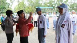 Wakil Wali Kota Pontianak Bahasan mengalungkan tanda peserta kepada anggota Paskibraka yang mengikuti diklat.