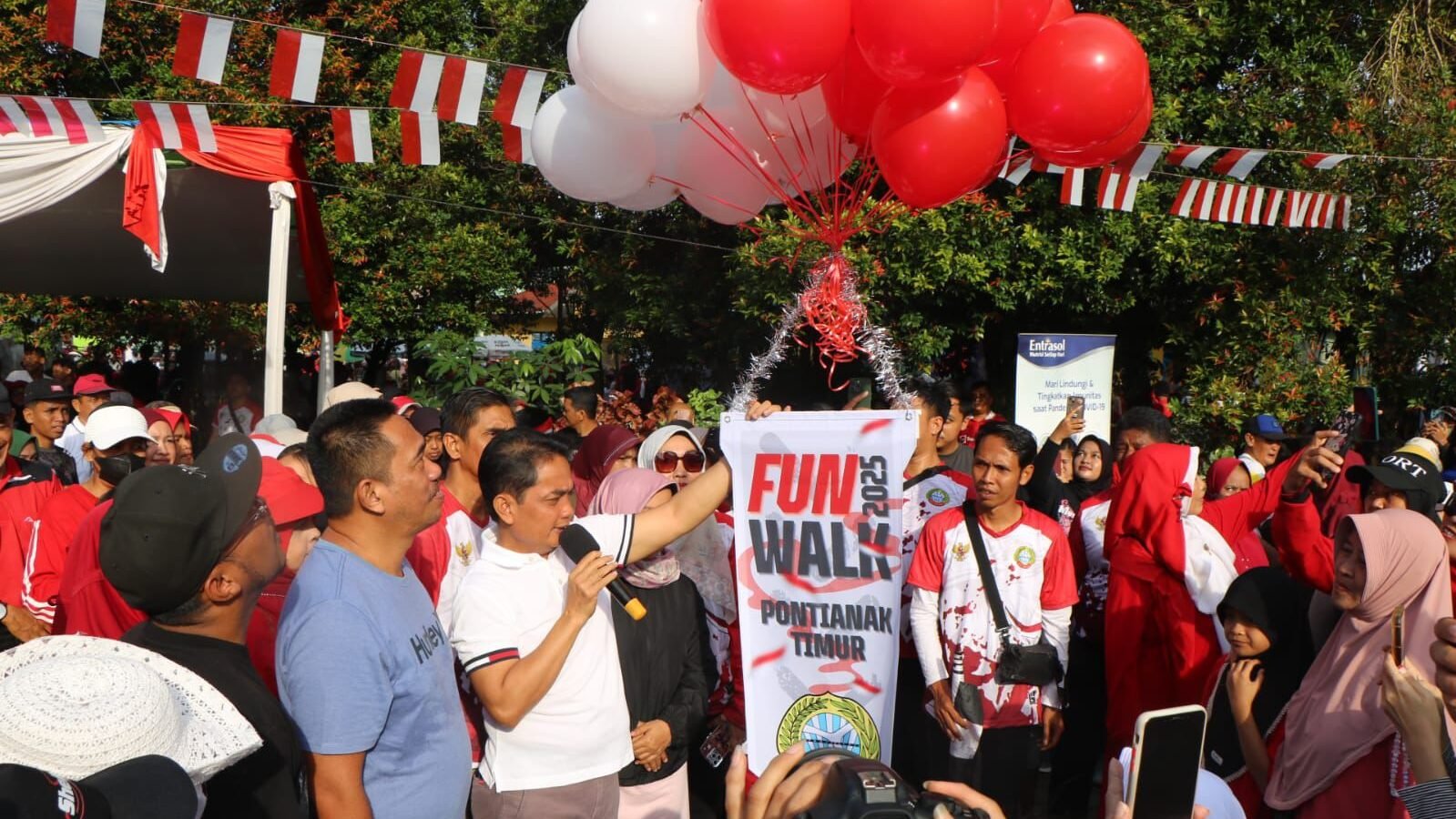 Wakil Wali Kota Pontianak Bahasan melepas balon menandai dimulainya Fun Walk di Halaman Kecamatan Pontianak Timur.