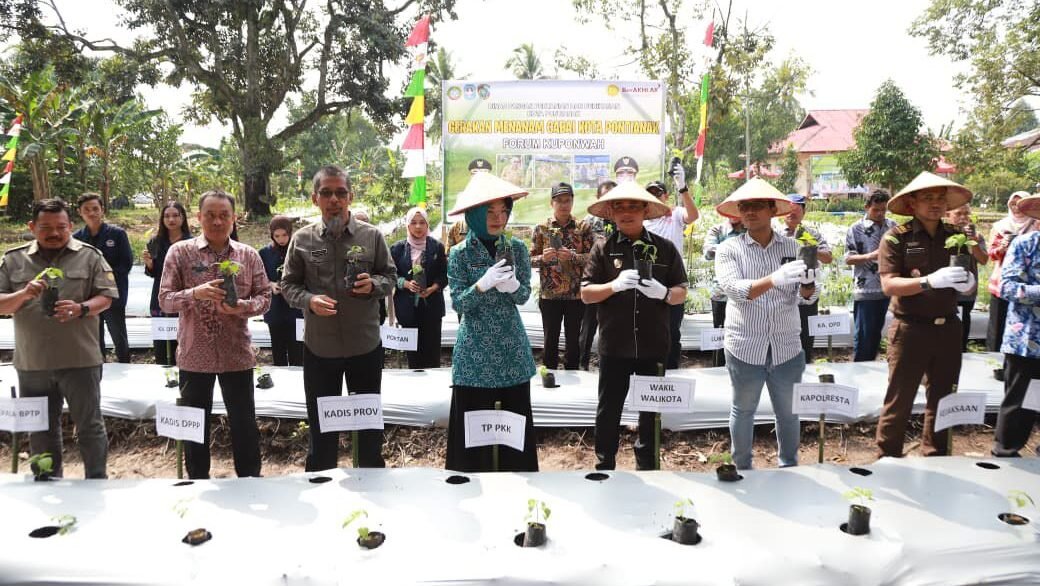 Pencanangan Tanam Cabai serentak di Jalan Flora Pontianak Utara.